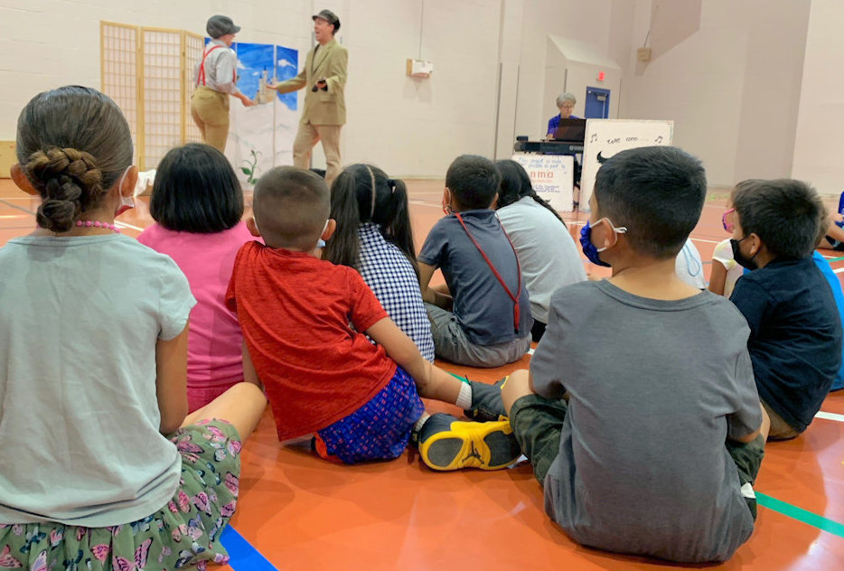 Actors present opera to children